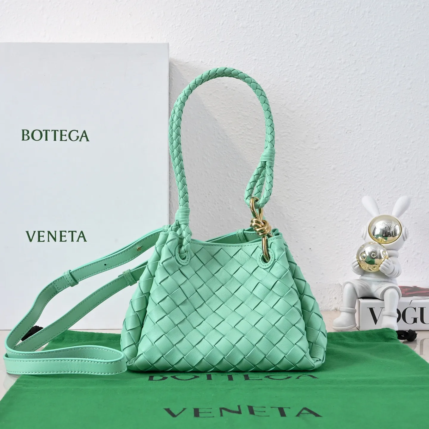 Batch 1760 BV home is new! Andiamo combines Bottega Veneta archives parachute handbags to inherit retro elements and integrate modern trends. The same style as Shu Qi's Beijing Night. It is a continuation of the classic bag. It has three functions: hand carry, shoulder and cross-body. It is embellished with metal brass knot buckles. The capacity of the small one is amazing. It can easily hold sunglasses in a box/small bottle of water/powder powder/charger and other daily necessities when going out. The upper body is versatile. Style number: 6569 Size: 21*17*16.5cm
